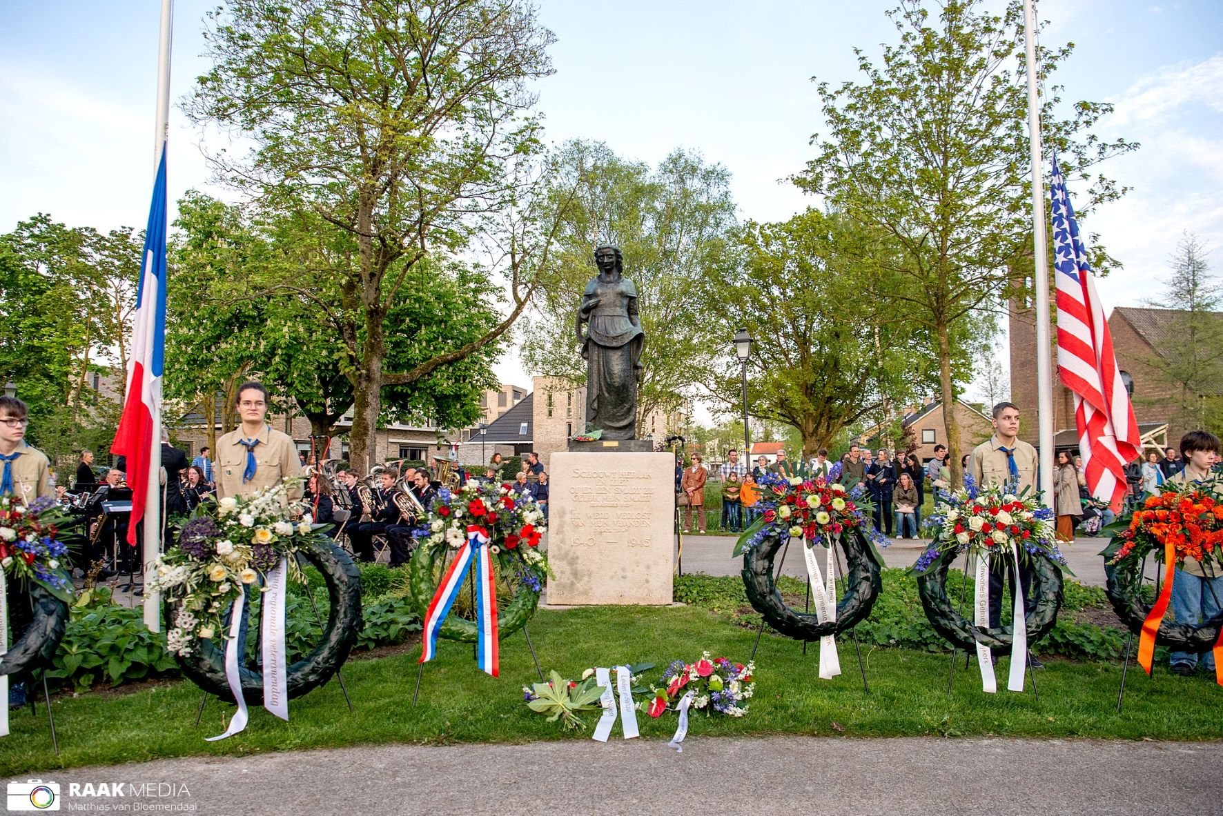 dodenherdenking kransen leggen bij het monument in het van Renenpark te Nijkerk