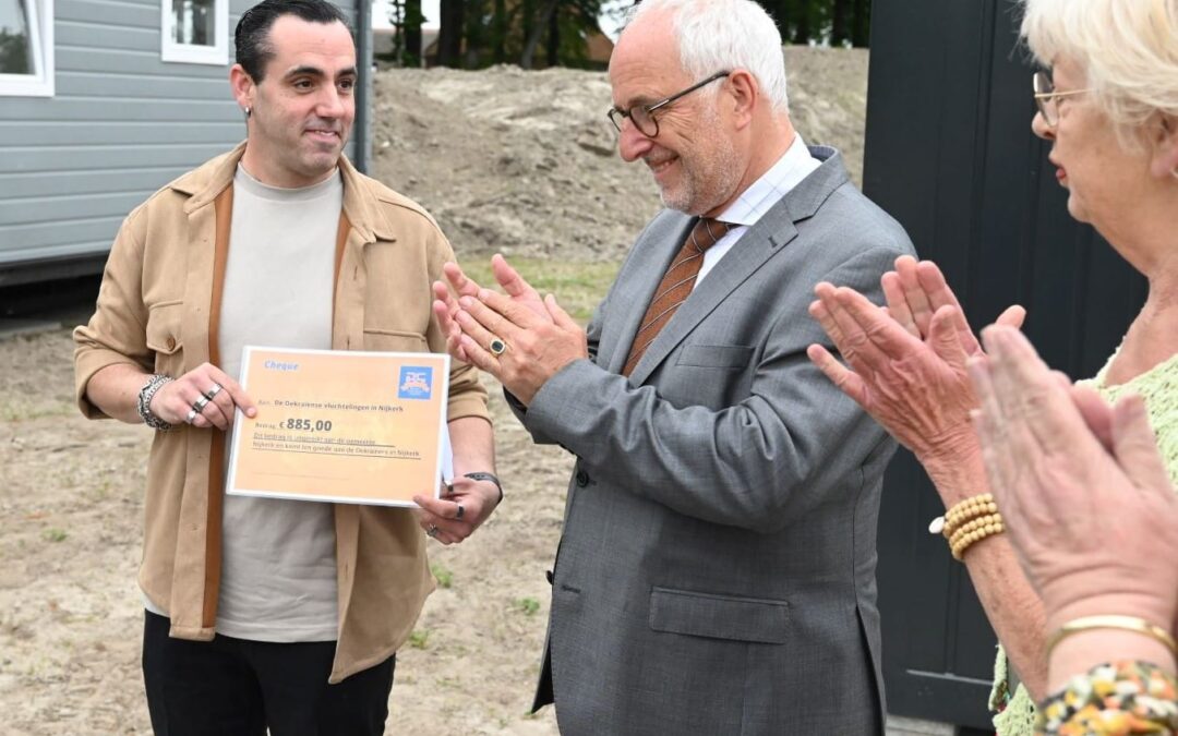 Cheque voor Oekraïense vluchtelingen overhandigd.