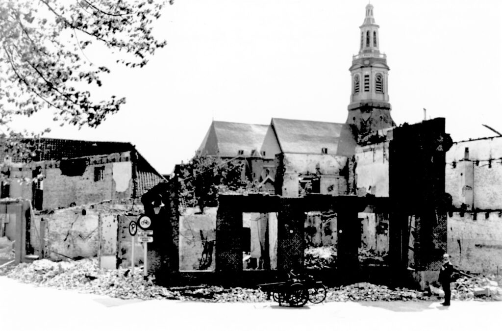 Oorlogsschade hoek Nieuwstraat: Scans Museum Nijkerk Oorlogsschade hoek Nieuwstraat: Scans Museum Nijkerk